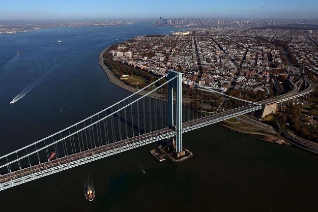 Nowy Jork Verrazano-Narrows Bridge, z prawej Brooklyn /AFP