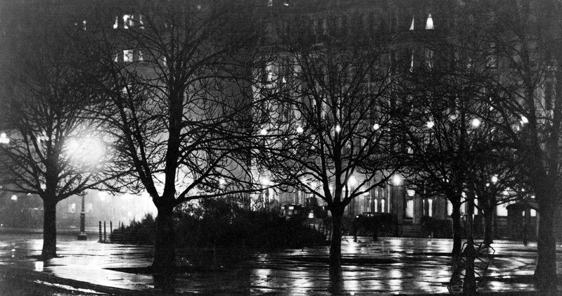 Nowy Jork. Zimowa noc roku 1885, rozjaśniona światłem ulicznych latarni gazowych /Image Asset Management /East News