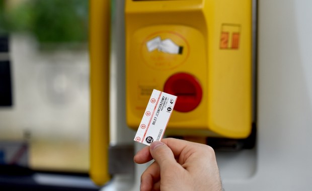 Nowy komunikat w warszawskich autobusach, tramwajach i metrze. "Nie chcemy straszyć"