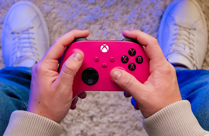 Nowy kontroler do systemu Xbox Series X w kolorze "Deep Pink" /materiały prasowe