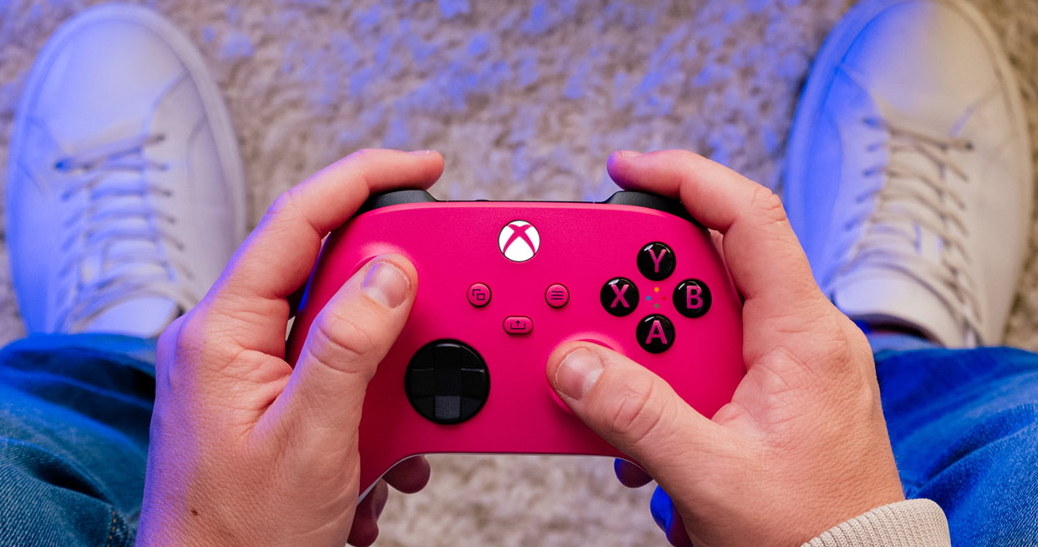 Nowy kontroler do systemu Xbox Series X w kolorze "Deep Pink" /materiały prasowe