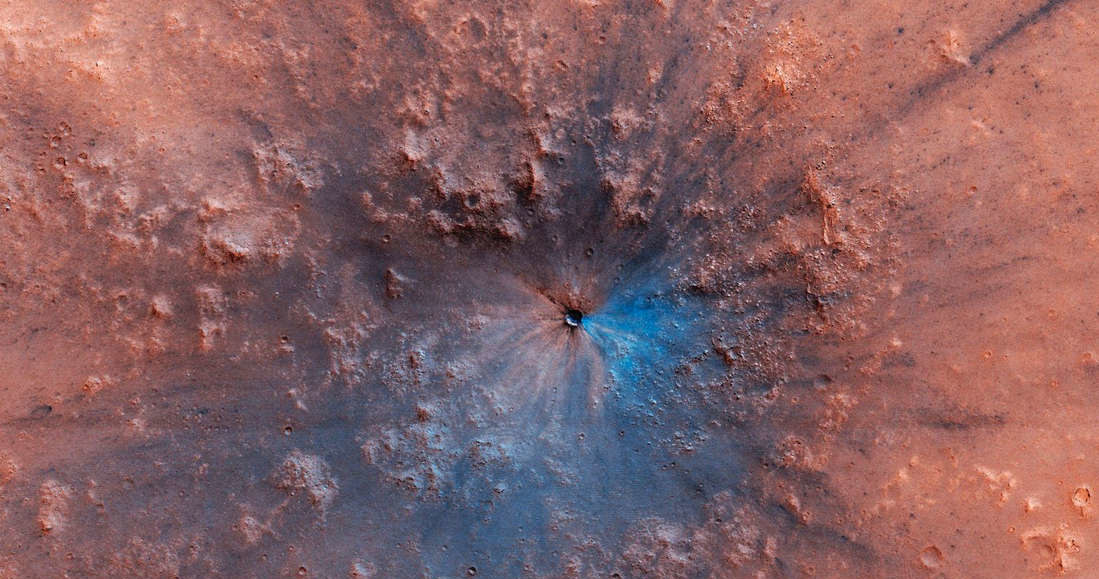 Nowy krater na Marsie /NASA