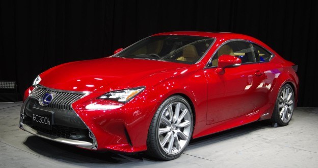 Nowy Lexus RC powstał na platformie modelu GS i zadebiutował kilka dni temu w Tokio. Tylnonapędowe coupe będzie konkurować z BMW serii 4, Audi A5 oraz Mercedesem klasy E Coupe. /Lexus