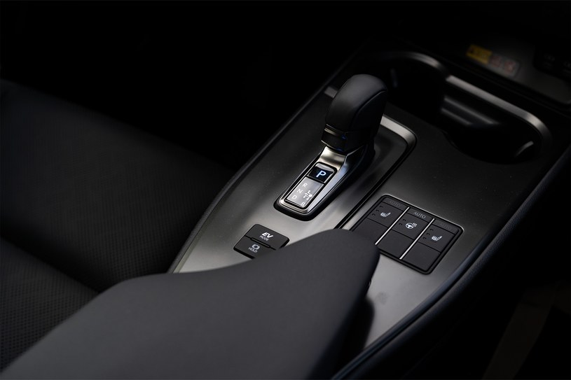 Nowy Lexus UX 300h ma nowy lewarek skrzyni zmiany biegów. W kabinie pojawiły się tez lepsze materiały wykończeniowe. /Jan Guss-Gasiński
