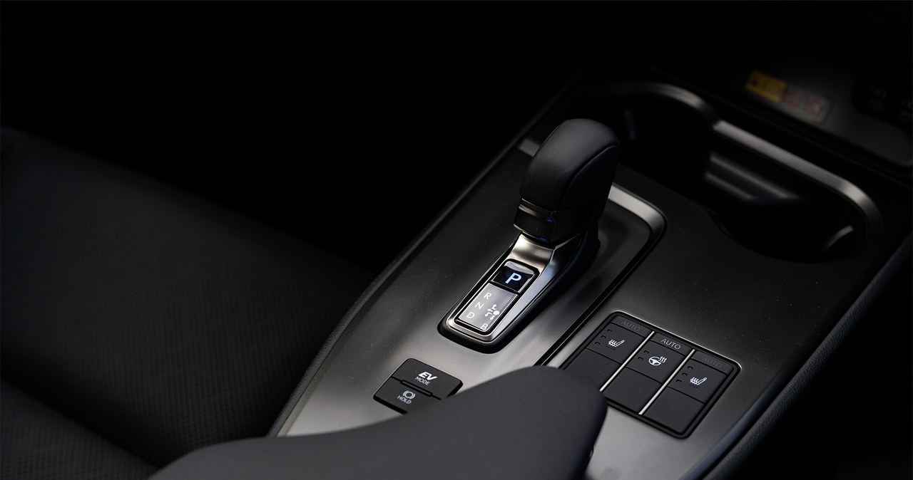 Nowy Lexus UX 300h ma nowy lewarek skrzyni zmiany biegów. W kabinie pojawiły się tez lepsze materiały wykończeniowe. /Jan Guss-Gasiński