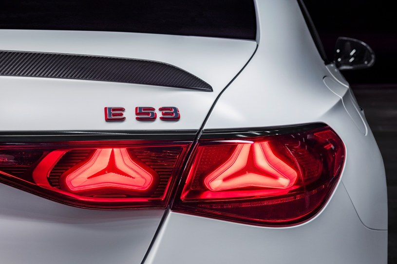Nowy Mercedes-AMG E 53 Hybrid 4MATIC+ oferuje moc 585 KM (do 612 KM z funkcją "Race Start") /Mercedes /materiały prasowe