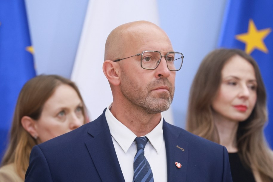 Nowy minister sportu Jakub Rutnicki podczas konferencji prasowej premiera Donalda Tuska w KPRM w Warszawie, 23 lipca 2025 /	Leszek Szymański   /PAP