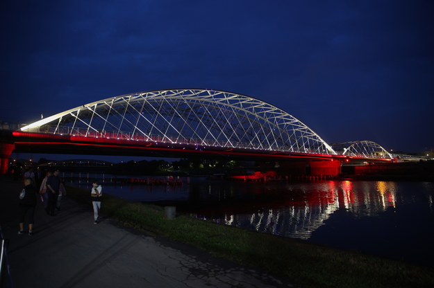 Nowy most kolejowy nocą /	Łukasz Gągulski /PAP