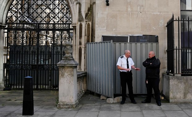 Nowy mural Banksy’ego budzi emocje. Natychmiast go zasłonięto