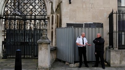 Nowy mural Banksy’ego budzi emocje. Natychmiast go zasłonięto