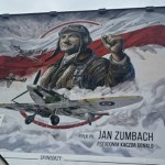 Nowy mural w Warszawie. Przedstawia legendarnego lotnika