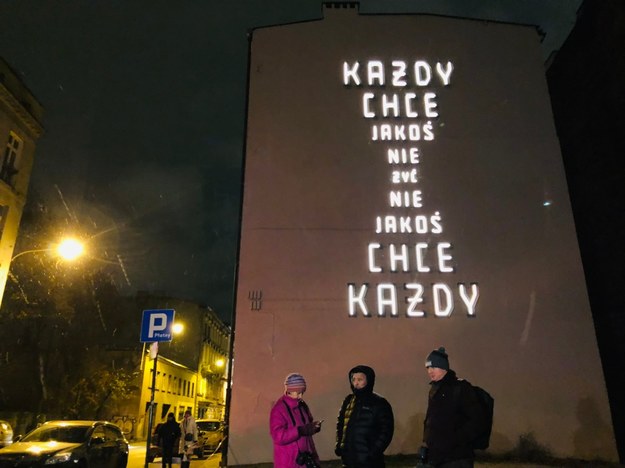 Nowy neon w łódzkiej galerii streetartu /Agnieszka Wyderka /RMF FM