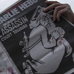 Nowy numer "Charlie Hebdo". Na okładce Bóg i napis "Morderca nadal na wolności"