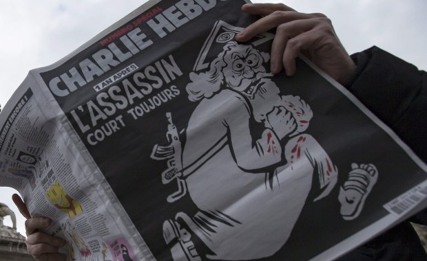 Nowy numer "Charlie Hebdo". Na okładce Bóg i napis "Morderca nadal na wolności"