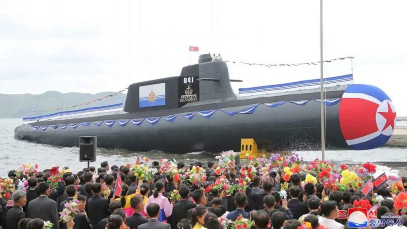 Nowy okręt podwodny Korei Północnej może być zbyt mały, aby pomieścić najpotężniejsze pociski nuklearne. /@MightyWar3 /Twitter