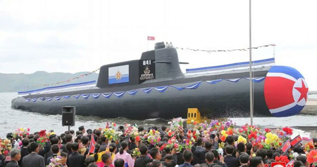 Nowy okręt podwodny Korei Północnej może być zbyt mały, aby pomieścić najpotężniejsze pociski nuklearne. /@MightyWar3 /Twitter