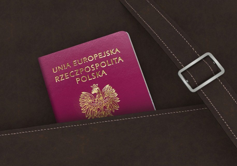 Nowy paszport z dostawą do domu /Shutterstock