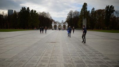 Nowy podział placu Piłsudskiego. MSWiA wydało kolejną decyzję o "terenie zamkniętym"