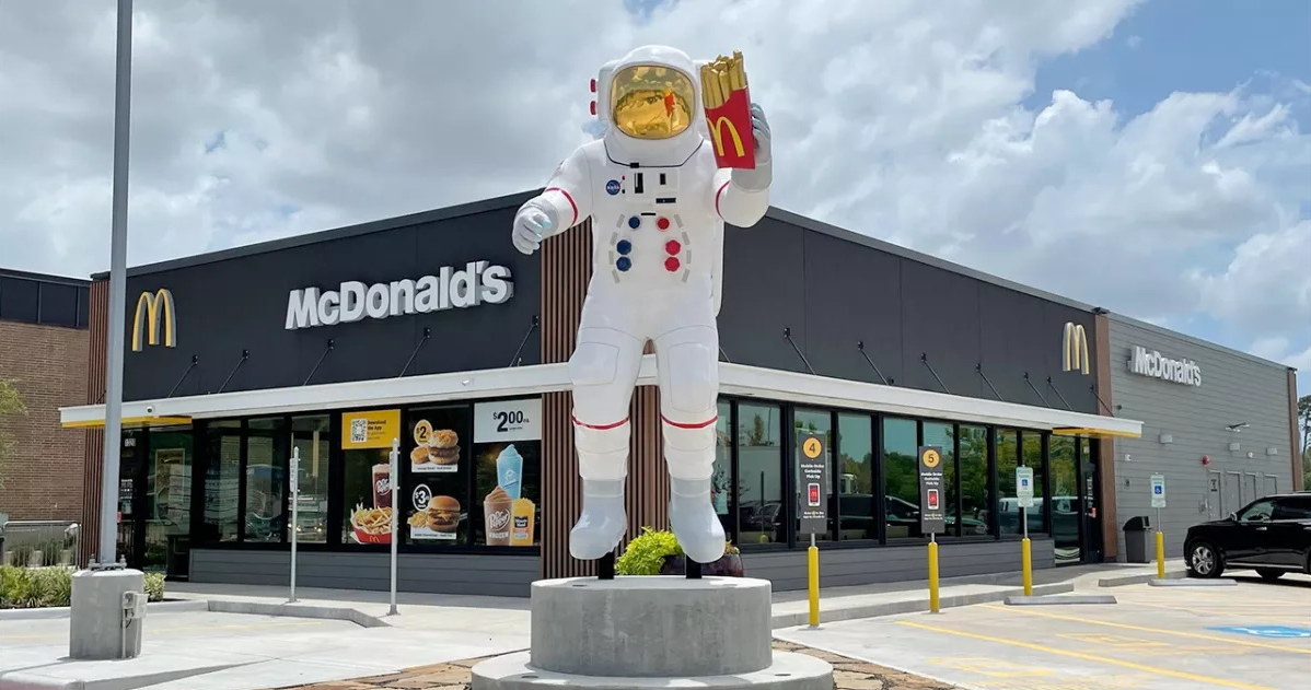 Nowy pomnik astronauty Apollo przy restauracji McDonald's w Nassau Bay w Teksasie został odsłonięty w poniedziałek 19 lipca 2022 r., zaledwie dwa dni przed 53. rocznicą pierwszego lądowania na Księżycu Apollo 11.(Źródło zdjęcia: Miasto Nassau Bay)