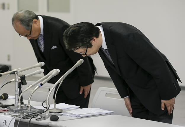 Nowy prezes Masakazu Arimori (P) i dyrektor Takashi Ide /EPA