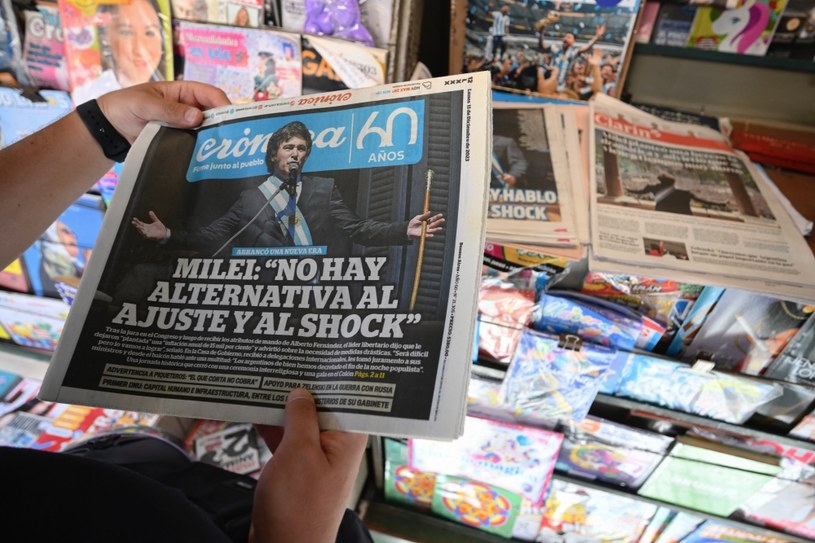 Nowy prezydent Argentyny Javier Milei zaczął wdrażać radykalne kroki w gospodarce /LUIS ROBAYO / AFP  /