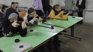 Nowy "przedmiot" w ukraińskiej szkole. Dzieci uczą się strzelać z karabinu