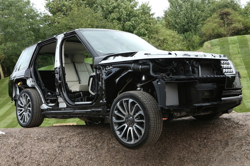 Nowy Range Rover ma aluminiową strukturę nadwozia, lżejszą od stalowej w poprzednim modelu o 180 kg. Dalsze 170 kg zaoszczędzono m.in. na komponentach zawieszenia i wnętrza. /Land Rover