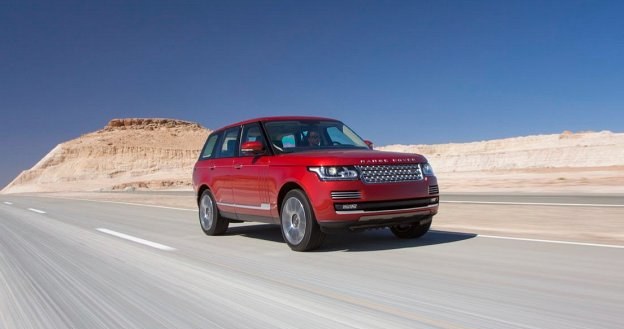 Nowy Range Rover może ciągnąć przyczepę z hamulcem o masie do 3,5 t i wjechać do wody o głębokości 90 cm. /Land Rover