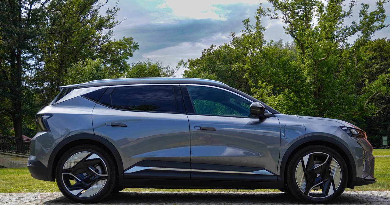 Nowy Renault Scenic niejest już minivanem. To rodzinny crossover z napędem elektrycznym /INTERIA.PL