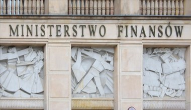 Nowy rząd liczy na miliardy złotych oszczędności. Ma plan na polski dług, chce gonić Czechów