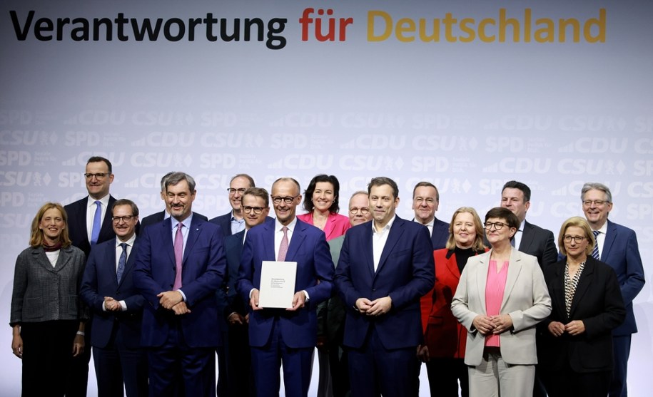 Nowy rząd Niemiec utworzą CDU, CSU oraz koalicyjny partner SPD. Wyznaczony kanclerz i przewodniczący CDU Friedrich Merz prezentuje podpisaną umowę koalicyjną podczas uroczystości w Berlinie /Clemens Bilan /PAP/EPA