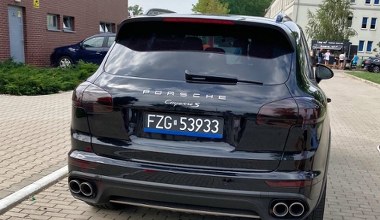 Nowy samochód i czarne tablice rejestracyjne. Jak to możliwe?