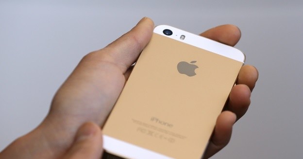 Nowy smartfon Apple wykonany jest rewelacyjnie /AFP