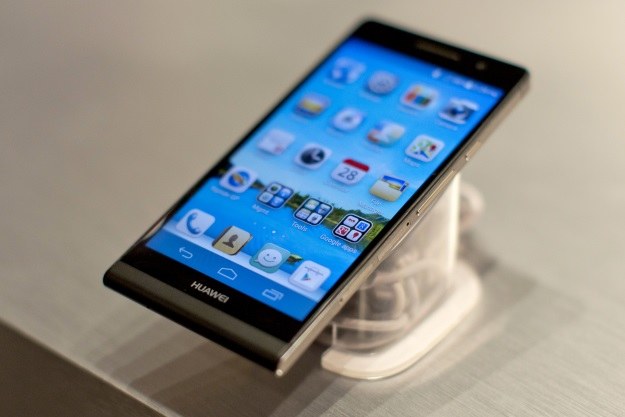 Nowy smartfon Huawei będzie stylowy, niewielki i tani. Czy będzie równie dobry jak Ascend P6? /AFP