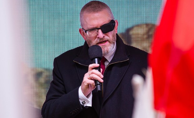 Nowy sondaż. KO na czele, wzrost poparcia dla partii Brauna