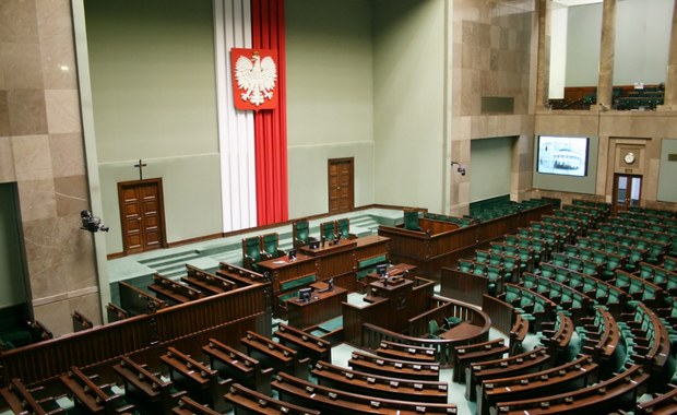 Nowy sondaż. KO prowadzi, najwięcej zyskała Konfederacja