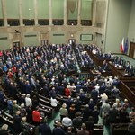 Nowy sondaż: Nieznaczne zwycięstwo PiS, PSL i Konfederacja poza Sejmem
