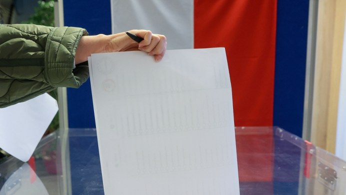 Nowy sondaż poparcia partyjnego. KO i partia Brauna zyskują