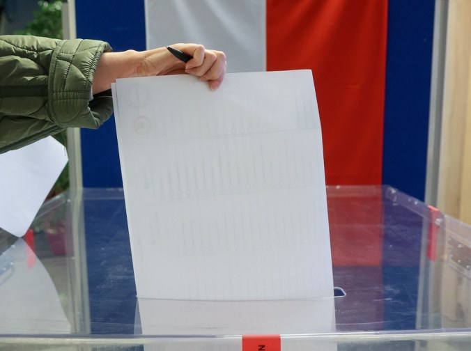 Nowy sondaż poparcia partyjnego. KO i partia Brauna zyskują