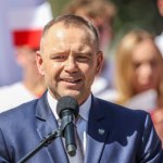 Nowy sondaż zaufania. Nawrocki traci, Sikorski mocno zyskuje