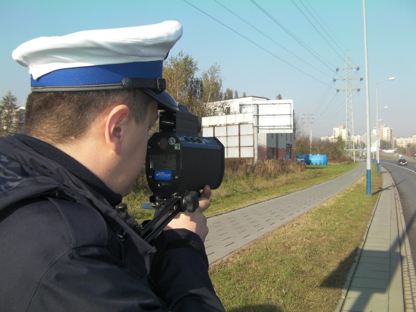 Nowy sposób na drogówkę! /poboczem.pl