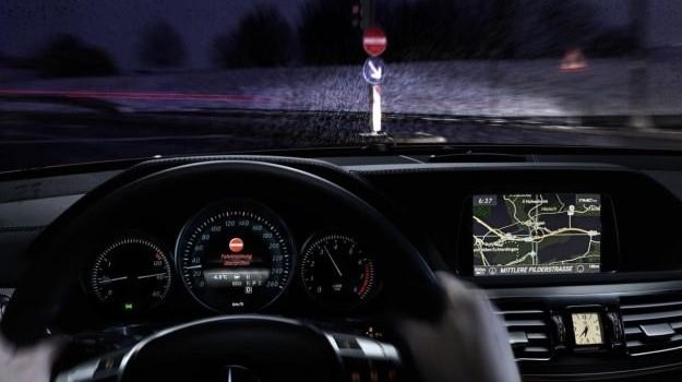 Nowy system ostrzega kierowcę przed jazdą pod prąd, emitując sygnały optyczne i dźwiękowe. /Mercedes