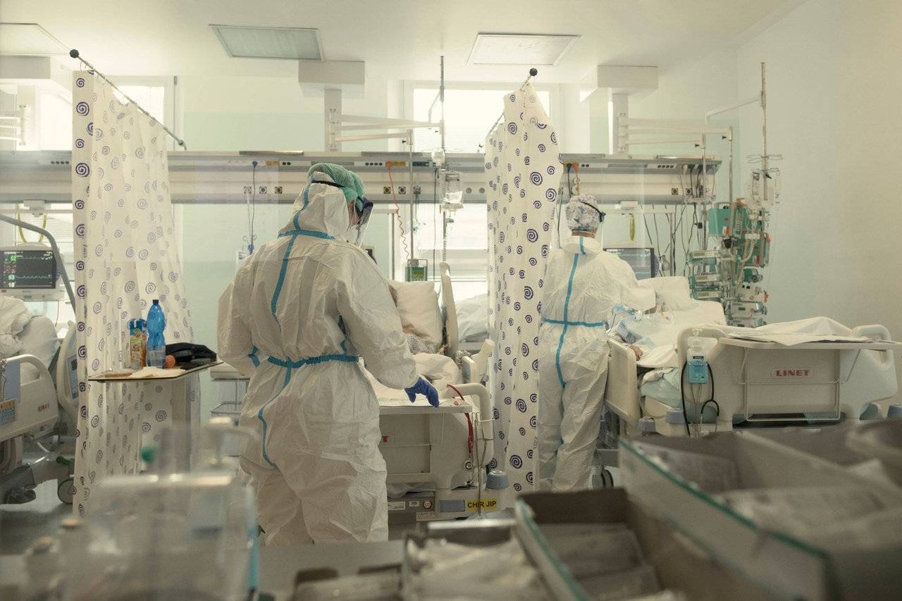 Nowy szczep koronawirusa rozprzestrzenia się po świecie. Jest już w co najmniej 13 krajach 