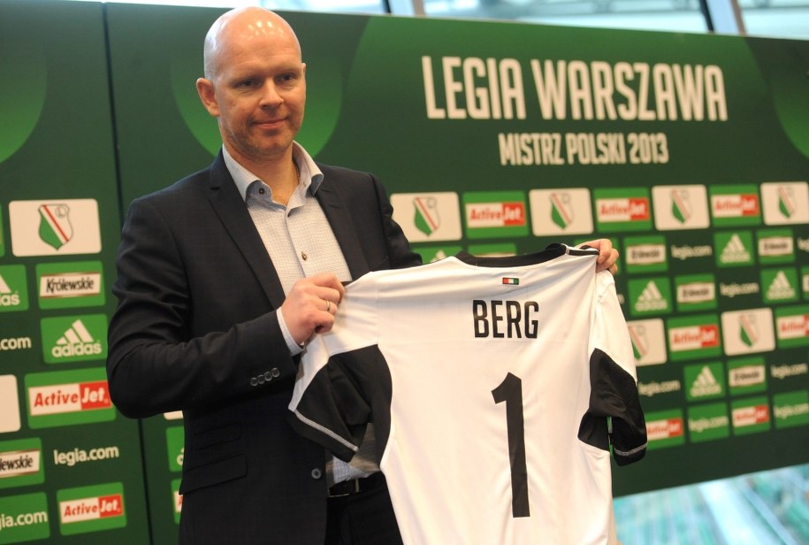 Nowy szkoleniowiec Legii z koszulką ze swoim nazwiskiem /Bartłomiej Zborowski /PAP