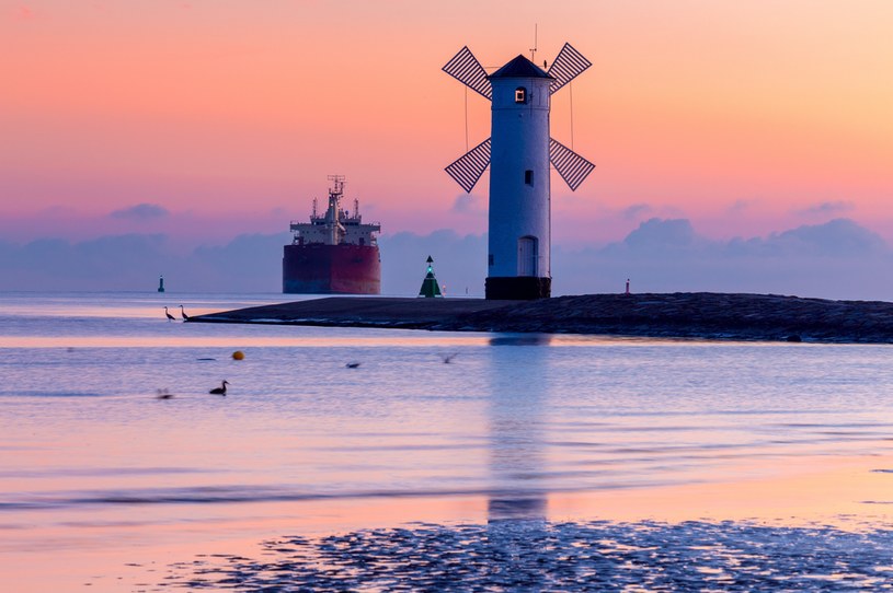 Nowy tor podejściowy na Bałtyku zapewni możliwość dotarcia do portu w Świnoujściu największym statkom, które mogą wchodzić na Bałtyk. Zdjęcie ilustracyjne /123RF/PICSEL
