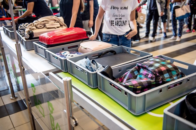 Nowy trend na lotniskach doprowadza turystów do szału. Czym jest "airport tray aesthetic"?