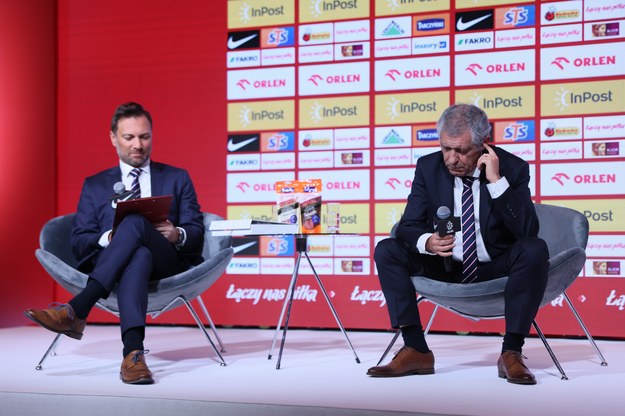 Nowy trener piłkarskiej reprezentacji Polski Fernando Santos (P) i Team Manager ds. sportowych i rzecznik prasowy PZPN Jakub Kwiatkowski (L) / 	Leszek Szymański    /PAP