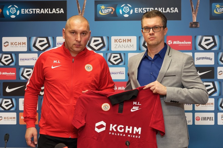 Nowy trener piłkarzy KGHM Zagłębie Lubin Mariusz Lewandowski i prezes Zarządu klubu Robert Sadowski /PAP/Jan Karwowski  /PAP