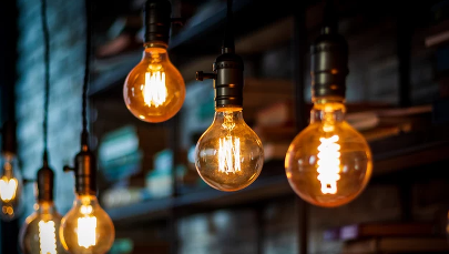 ​Nowy tydzień w gospodarce: Zamrożone ceny prądu i jeszcze droższe tankowanie