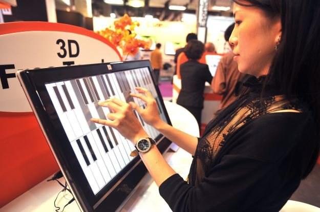 Nowy typ ekranu dotykowego całkowicie wyeliminuje konieczność korzystania z fizycznej klawiatury /AFP